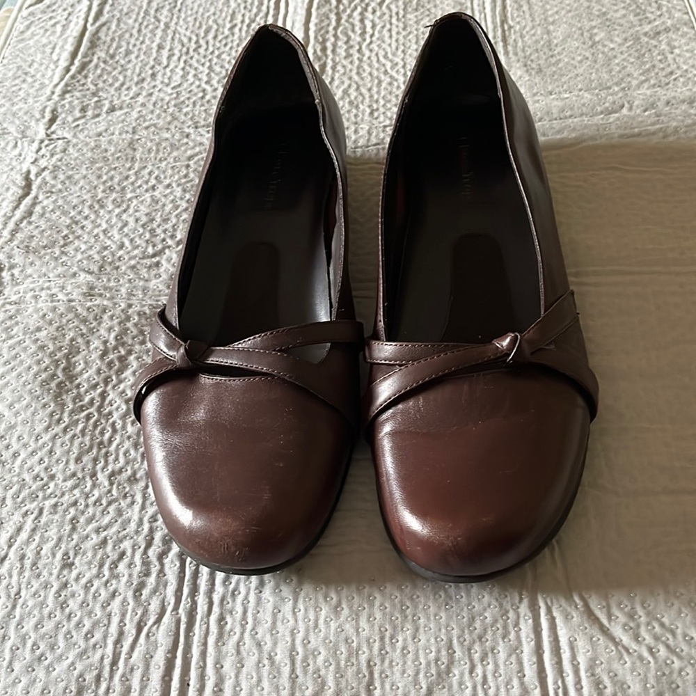 Bare Traps size 10 Brown flat